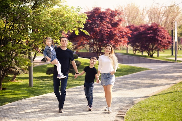 szczęśliwa rodzina na spacer po parku miejskim