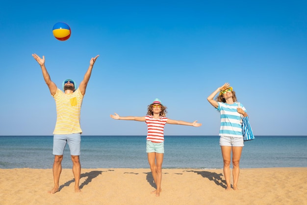 Szczęśliwa Rodzina Na Wakacjach Matka Ojciec I Dziecko Na Plaży Ludzie Bawią Się Nad Morzem