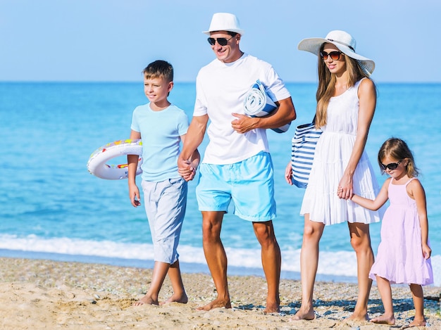 Szczęśliwa Rodzina Na Wakacjach Na Plaży