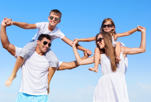 Szczęśliwa rodzina na wakacjach na plaży