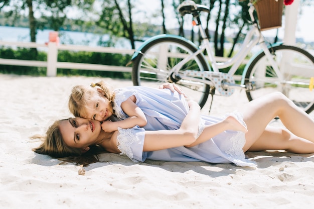 Szczęśliwa Rodzina Na Zewnątrz Spędzać Czas Razem. Ojciec, Matka I Córka Bawią Się I Bawią Na Plaży