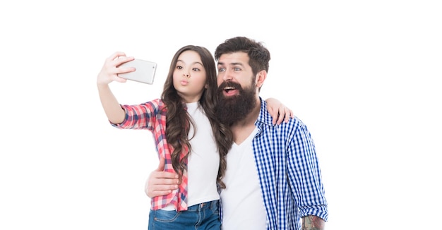 Szczęśliwa rodzina ojciec i córka pozują do telefonu z aparatem selfie na białym autoportrecie