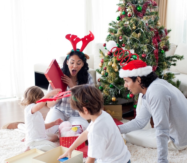 Szczęśliwa rodzina otwiera prezenty świąteczne