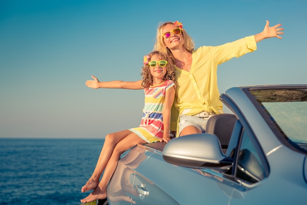 Szczęśliwa Rodzina Podróż Samochodem Ludzie Bawią Się W Niebieskim Kabriolecie Koncepcja Letnich Wakacji