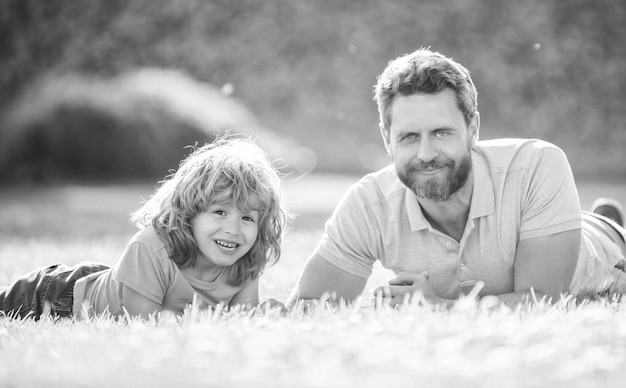 Szczęśliwa rodzina portret ojca i syna dziecka relaks w letnim parku zielona trawa lato relaks
