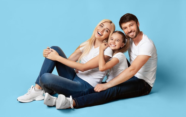 Szczęśliwa rodzina pozująca na portret w studiu