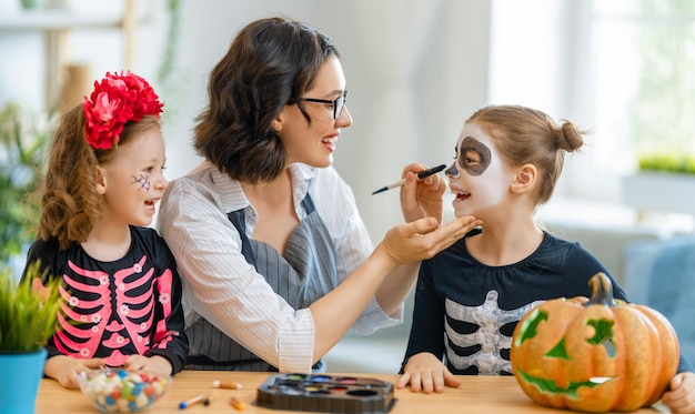 Szczęśliwa rodzina przygotowuje się do Halloween