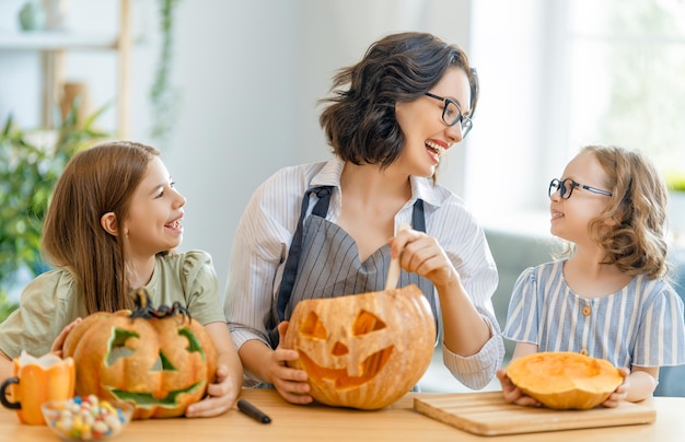 Szczęśliwa Rodzina Przygotowuje Się Do Halloween