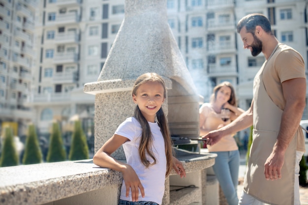 Szczęśliwa rodzina razem na grillu