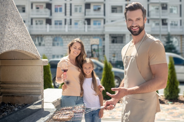 Szczęśliwa rodzina razem na grillu