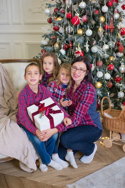 szczęśliwa rodzina razem w domu świętuj Boże Narodzenie