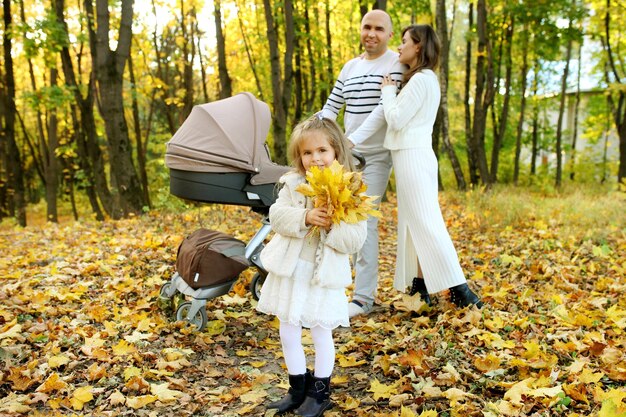 Szczęśliwa rodzina razem w żółtej przyrodzie Jesienny dzień