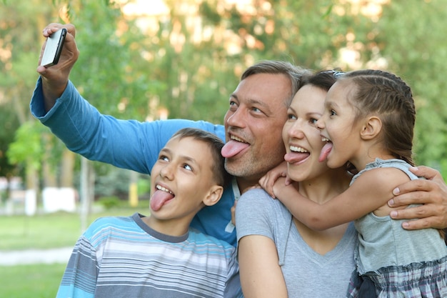 Zdjęcie szczęśliwa rodzina robi selfie na plaży?