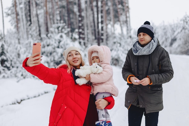 Szczęśliwa rodzina robi selfie z jej małą córką