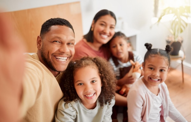 Szczęśliwa rodzina robiąca selfie bawiąca się relaks i nawiązanie więzi w salonie w domu Uśmiechnięci beztroscy rodzice spędzający czas z dziećmi w domu, czuły i razem w weekend