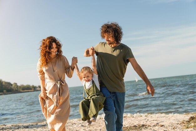 Szczęśliwa Rodzina Spaceruje I Bawi Się Na Plaży Ze Szczęśliwą Uroczą Dziewczyną