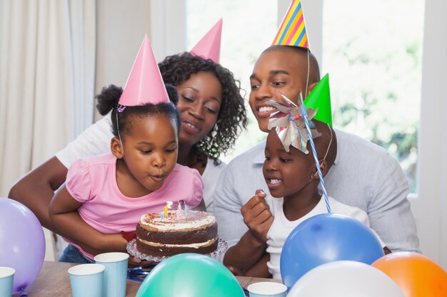 Szczęśliwa rodzina świętuje urodziny razem
