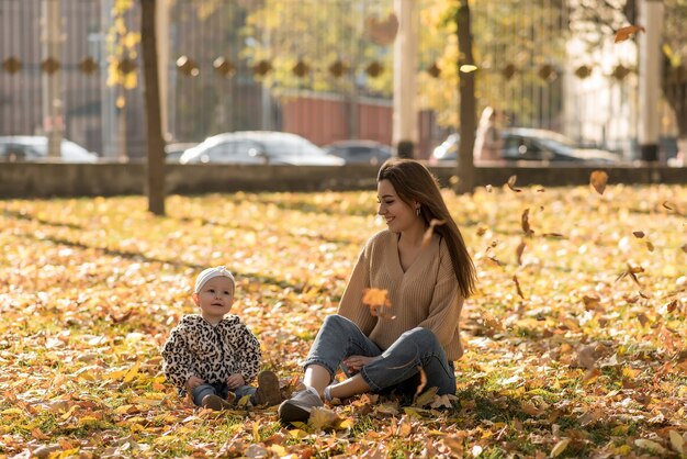 Szczęśliwa rodzina w jesiennym parku śmiejąca się