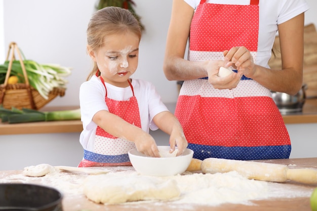 Szczęśliwa Rodzina W Kuchni Córka Mama I Dziecko Gotują świąteczne Ciasto Lub Ciasteczka Na Dzień Matki