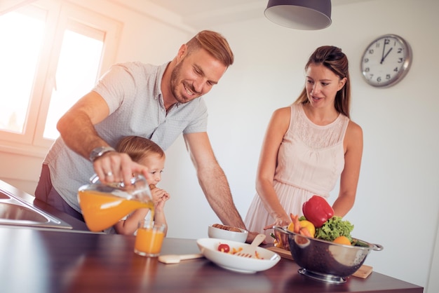Zdjęcie szczęśliwa rodzina w kuchni