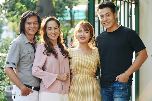 Szczęśliwa rodzina wietnamska