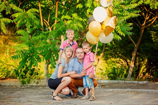 Szczęśliwa Rodzina Z Balonów Baspending Czasem Plenerowym Na Letnim Dniu.