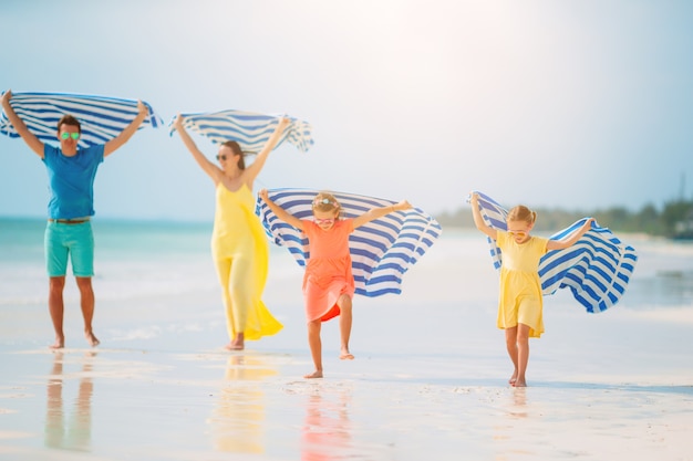 Szczęśliwa rodzina zabawy na tropikalnej plaży