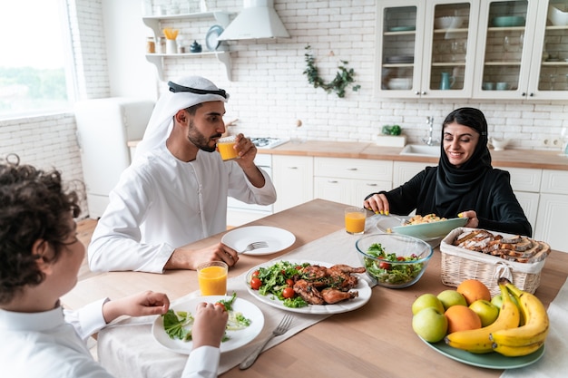 Szczęśliwa Rodzina Ze Zjednoczonych Emiratów Arabskich Jedząca Razem I świętująca święta Narodowe