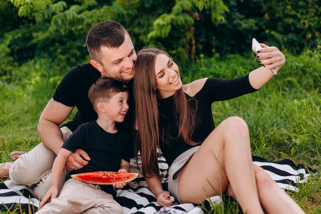 Szczęśliwa Rodzina Zrobić Selfie Zdjęcie Podczas Pikniku W Parku