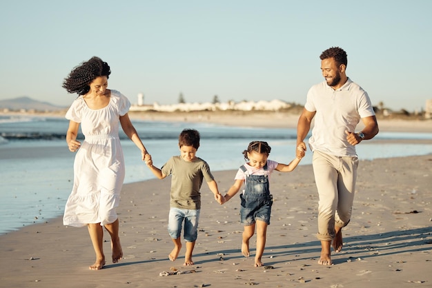 Szczęśliwa rodzinna plaża i rodzinna więź podczas spaceru i śmiechu o zachodzie słońca wesoły i zrelaksowany Zabawni rodzice dzielą się zabawą ze swoimi dziećmi, ciesząc się rodzicielstwem i spacerując wzdłuż oceanu