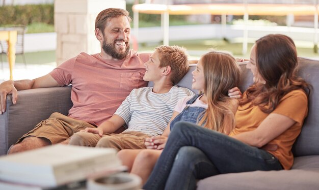 Zdjęcie szczęśliwa rodzinna sofa i relaks razem śmiech i zabawny żart z uśmiechem szczęścia i siedzenie w domu ojciec matka i małe dzieci na kanapie z łączącym komiksem i miłością w salonie w domu wakacyjnym