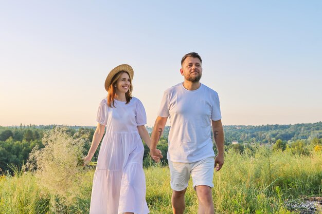 Szczęśliwa Romantyczna Para W średnim Wieku Spacerująca Razem Trzymając Się Za Ręce