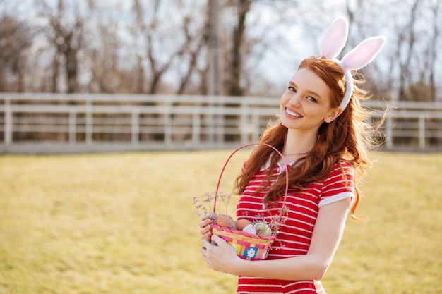 Szczęśliwa rozochocona dziewczyna jest ubranym królików ucho