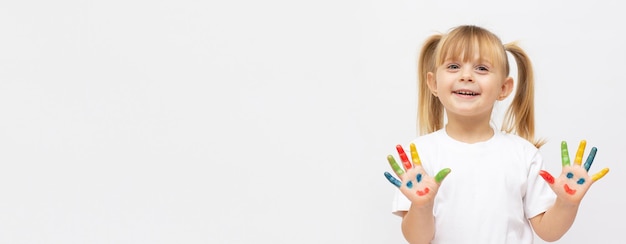 Szczęśliwa śliczna Mała Dziewczynka Z Kolorowymi Pomalowanymi Rękami Na Białym Tle Na Koncepcji Edukacji