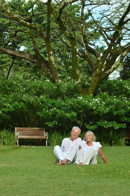 Szczęśliwa starsza kobieta i mężczyzna w parku