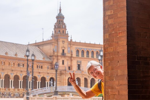 Szczęśliwa starsza kobieta podróżująca po Sewilli w Hiszpanii odwiedzająca słynne miejsca atrakcyjny starszy podróżnik cieszący się letnimi i kulturalnymi wakacjami