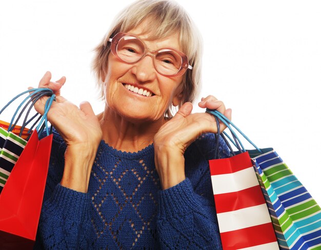 Szczęśliwa starsza kobieta z torba na zakupy