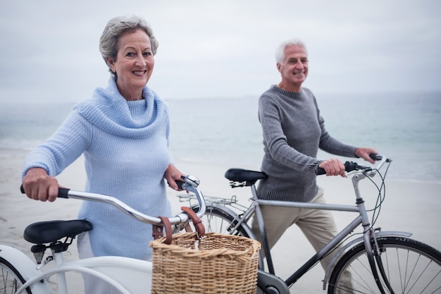 Szczęśliwa Starsza Para Ma Przejażdżkę Z Ich Rowerem