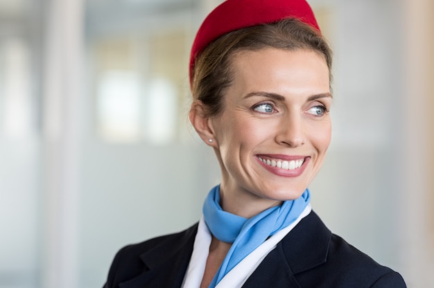 Szczęśliwa stewardesa uśmiecha się