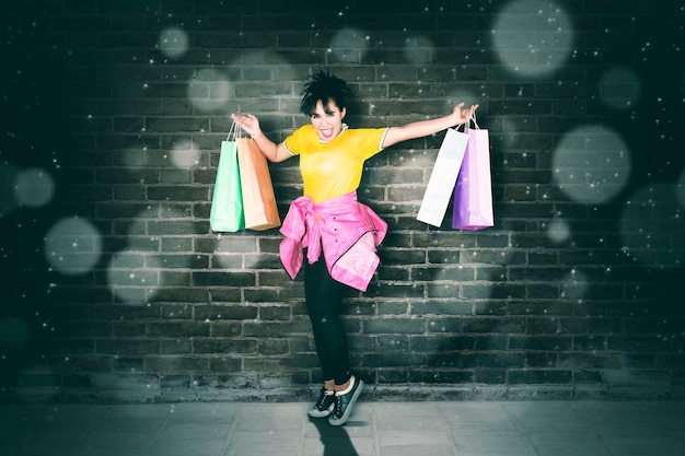 Szczęśliwa tancerka trzymająca torby na zakupy
