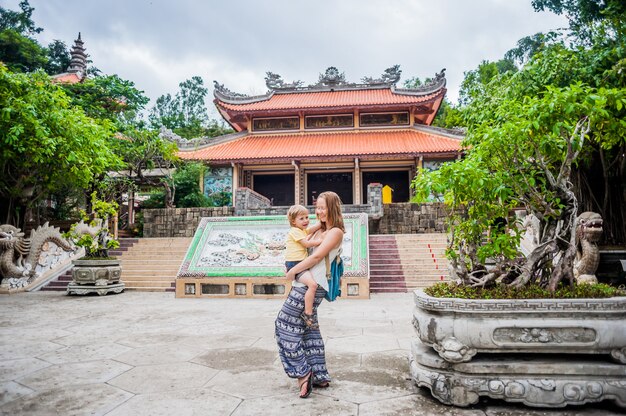 Szczęśliwa turyści mama i syn w LongSon Pagoda