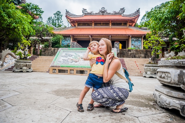 Szczęśliwa Turyści Mama I Syn W Longson Pagoda