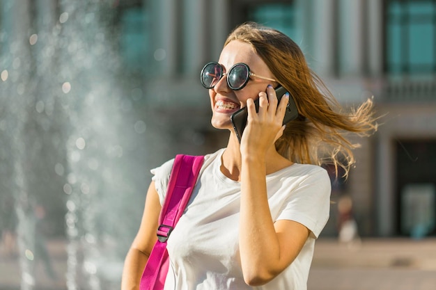 Szczęśliwa turystka rozmawiająca przez telefon