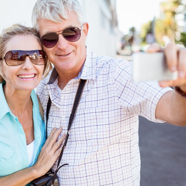 Szczęśliwa Turystyczna Para Bierze Selfie W Mieście
