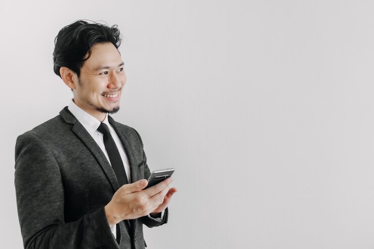 Szczęśliwa twarz uśmiechnięta biznesmena używa smartfona