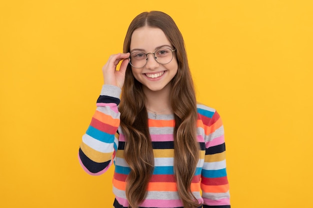 Szczęśliwa uczennica nerdowa w okularach do widzenia, korekcja wzroku