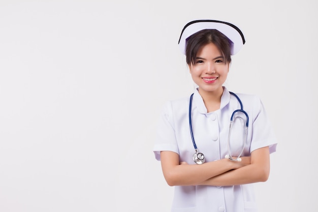 Szczęśliwa uśmiechnięta azjatycka pielęgniarka ze stetoskopem