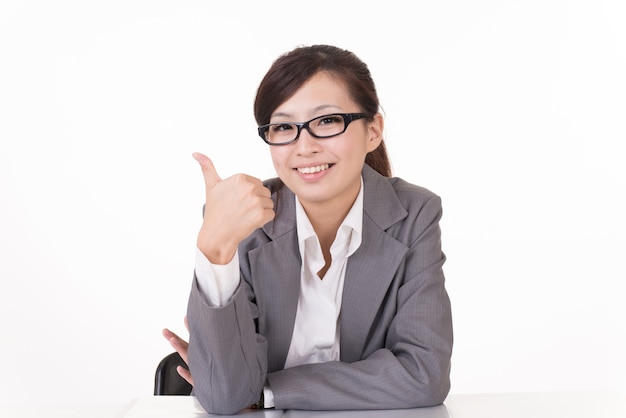 Szczęśliwa uśmiechnięta kobieta Azji biznesu daje doskonały znak, portret zbliżenie na białym tle.