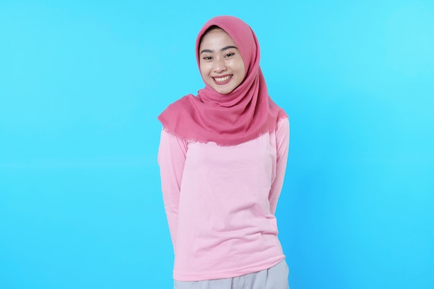 Szczęśliwa uśmiechnięta kobieta o atrakcyjnym wyglądzie i ubrana w hidżab, różową koszulkę z uśmiechem w dobrym nastroju