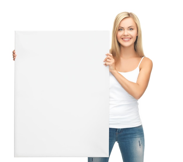 Zdjęcie szczęśliwa uśmiechnięta kobieta z białą pustą tablicą